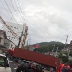 神戸市須磨区、国道2号線のトレーラーや3台が絡む事故で通行止め【現場の様子、詳しい場所、ネットの反応をご紹介】